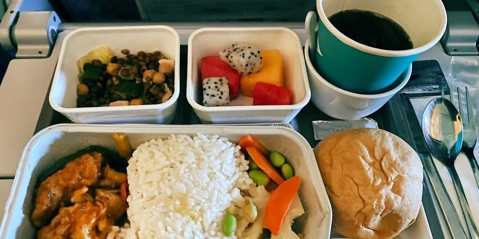 Cosa mangiare prima e durante un volo