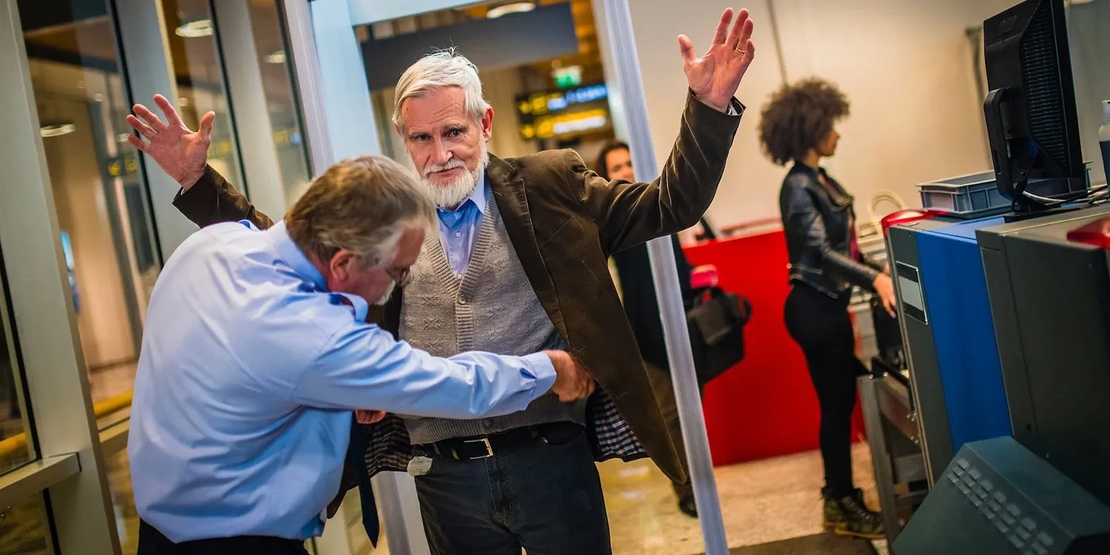 Cosa succede davvero durante i controlli aeroportuali