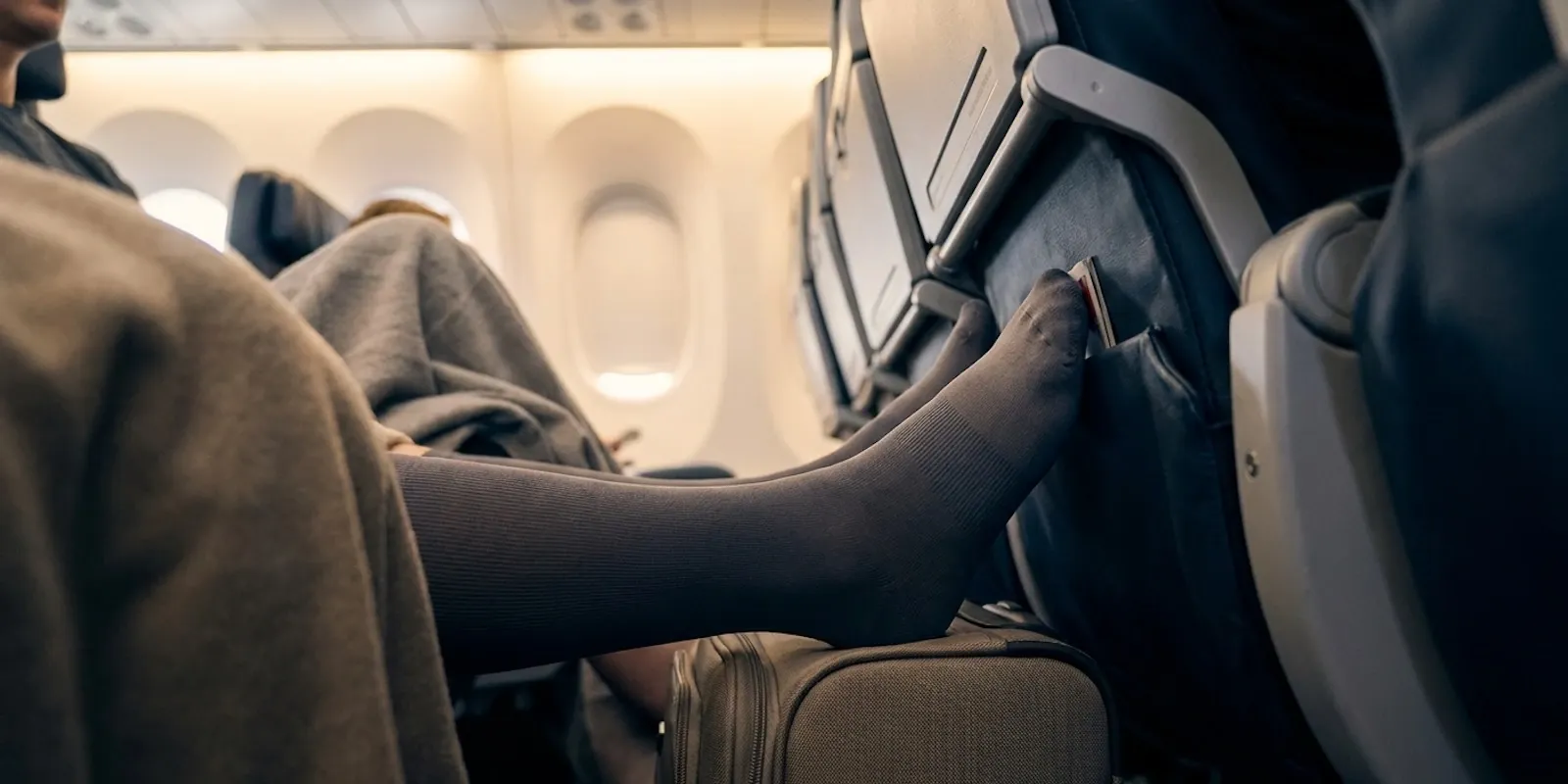 Gambe gonfie in aereo: come prevenire il fastidio senza esercizi
