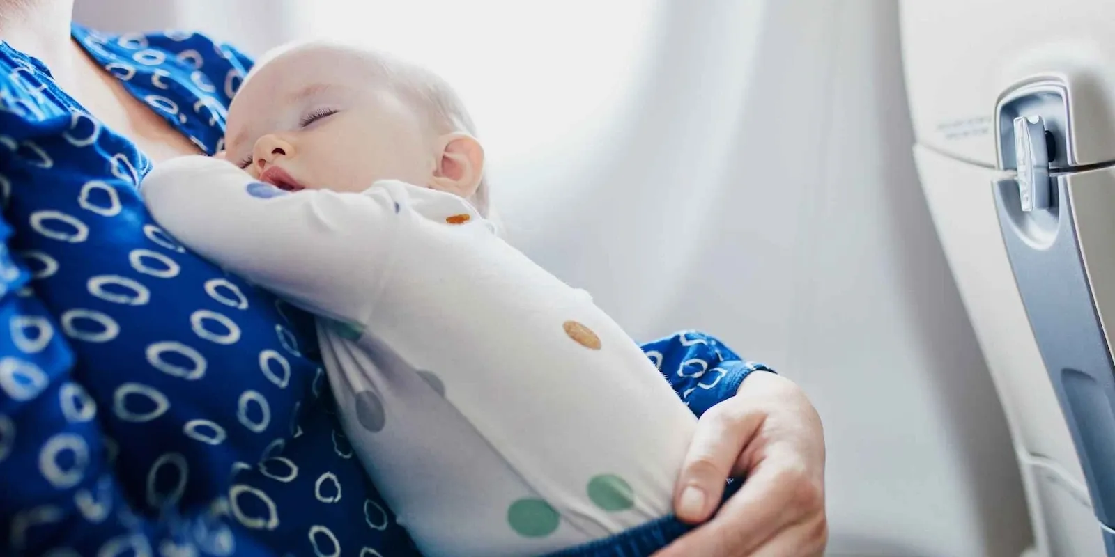 Viaggiare con un neonato: cosa succede al suo corpo in volo