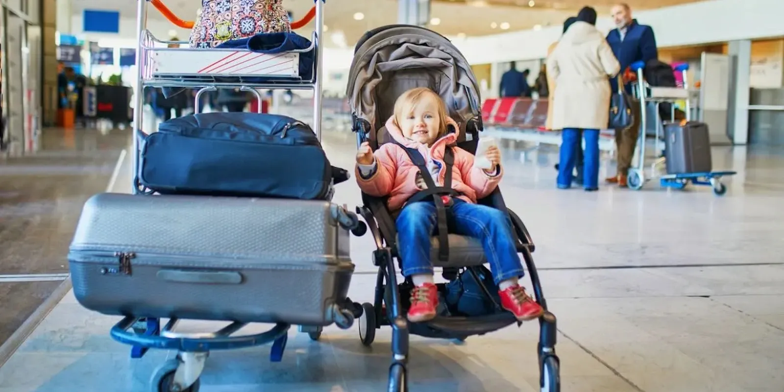 Passeggino in aereo: come organizzare la procedura