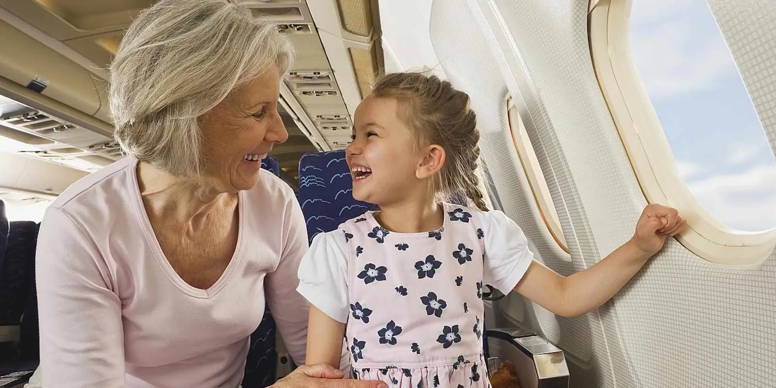 Viaggiare con i nonni: consigli per un volo multigenerazionale