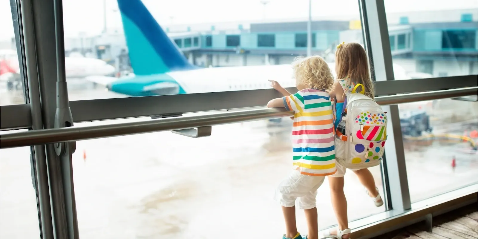 Consigli pratici per un volo lungo con bambini
