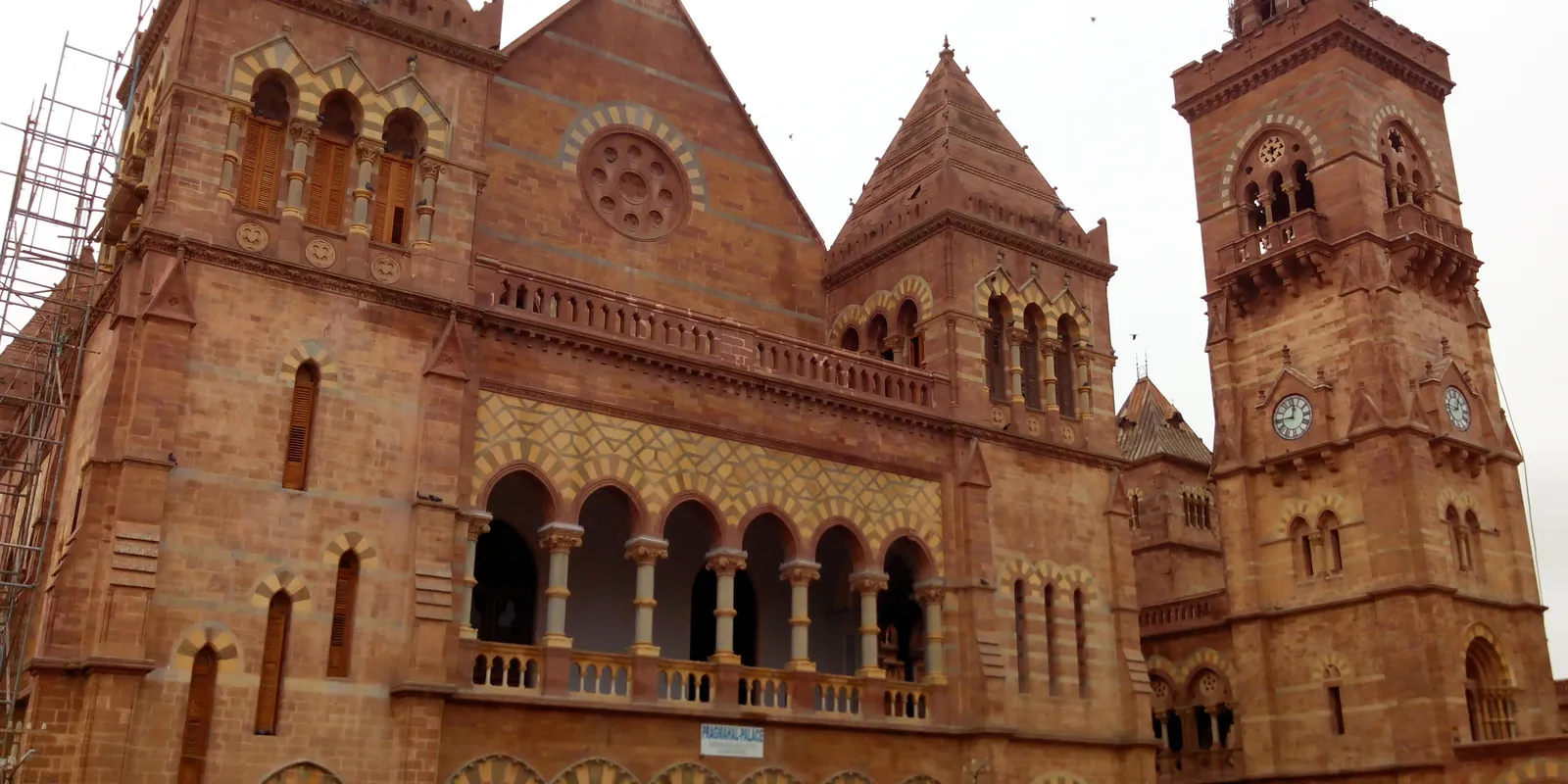 Bhuj: artigianato tessile ai margini del deserto salato