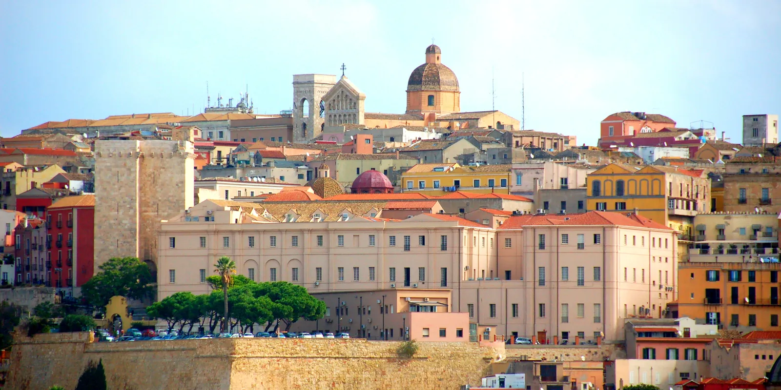 Cagliari: bastioni sul Mediterraneo