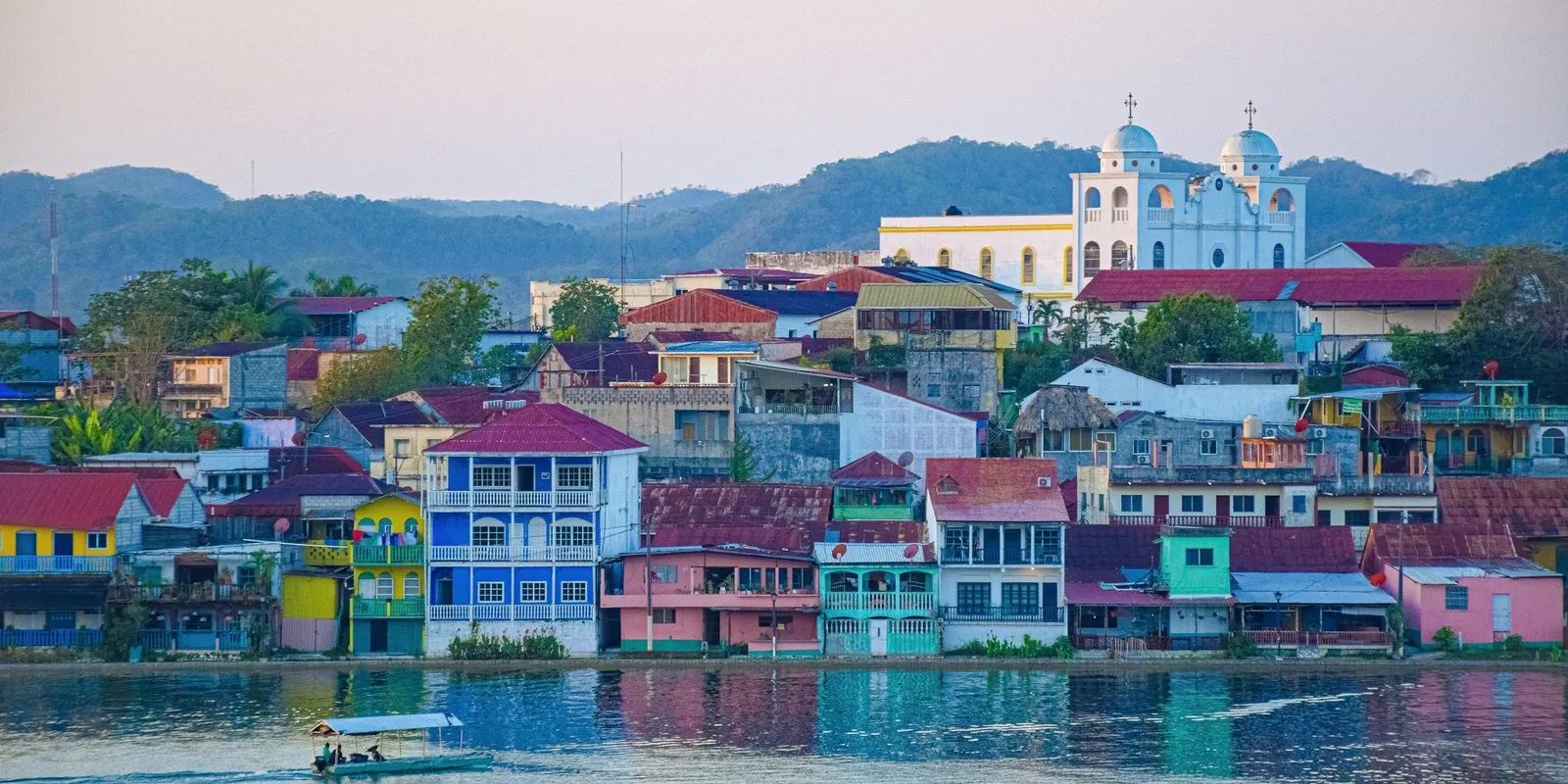 Flores: l'isola sul lago verso Tikal