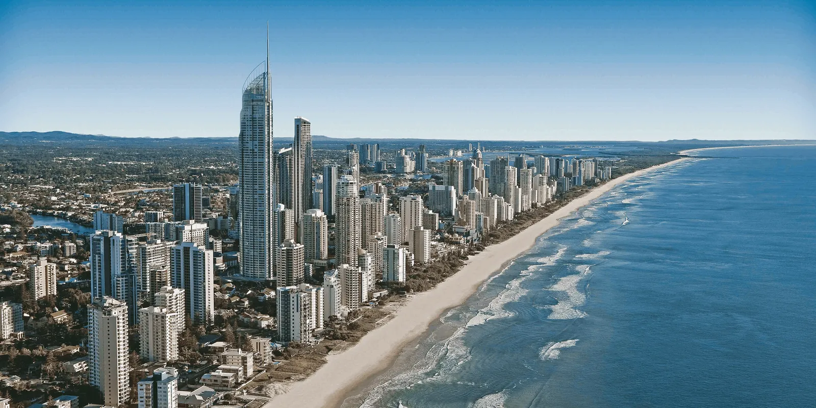 Gold Coast: arranha-céus sobre o oceano