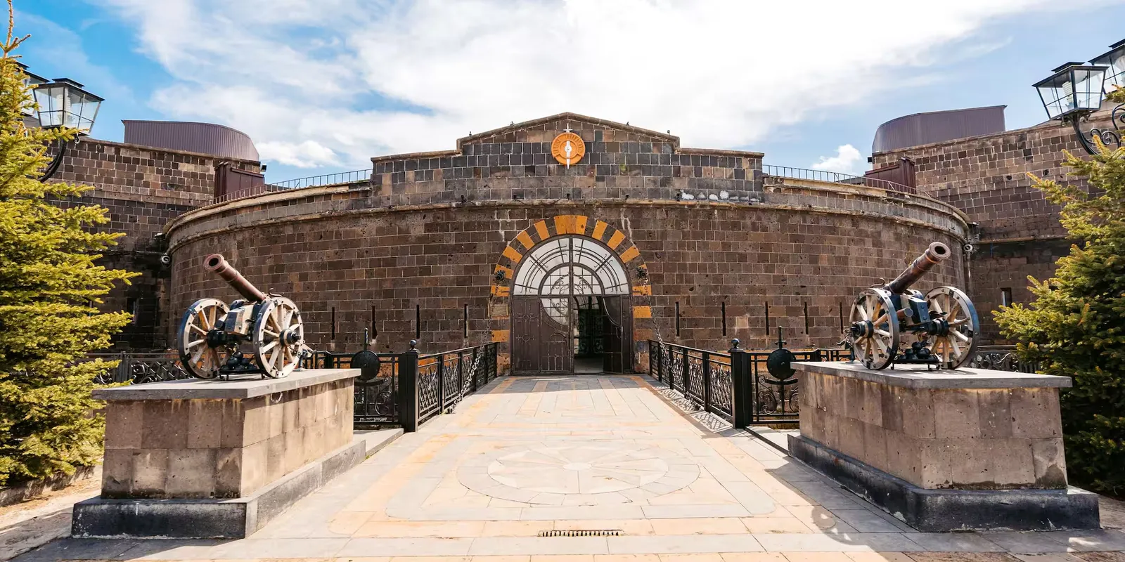 Gyumri: as casas de toba preta e vermelha