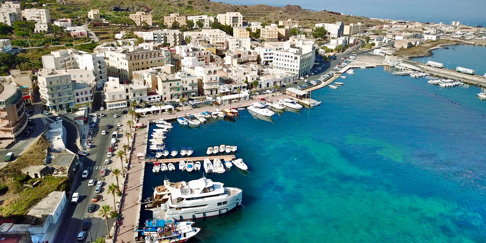 Pantelleria: dammusi e vulcani spenti