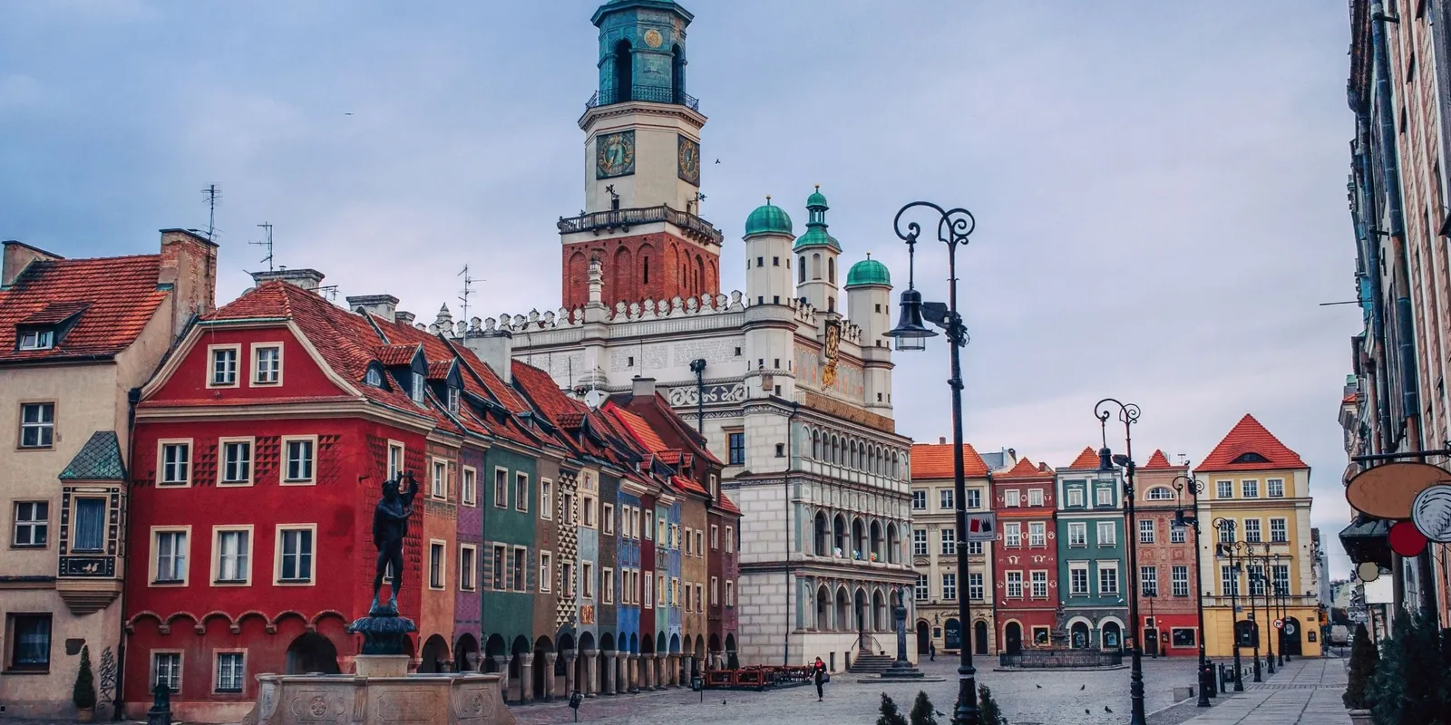 Poznań: le capre che cozzano sul municipio rinascimentale