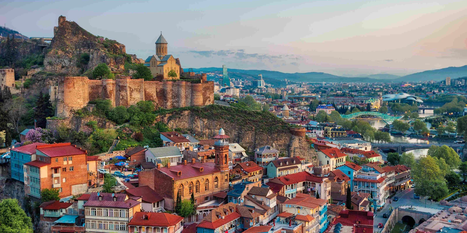 Tbilisi: dalle terme sulfuree al ponte di vetro