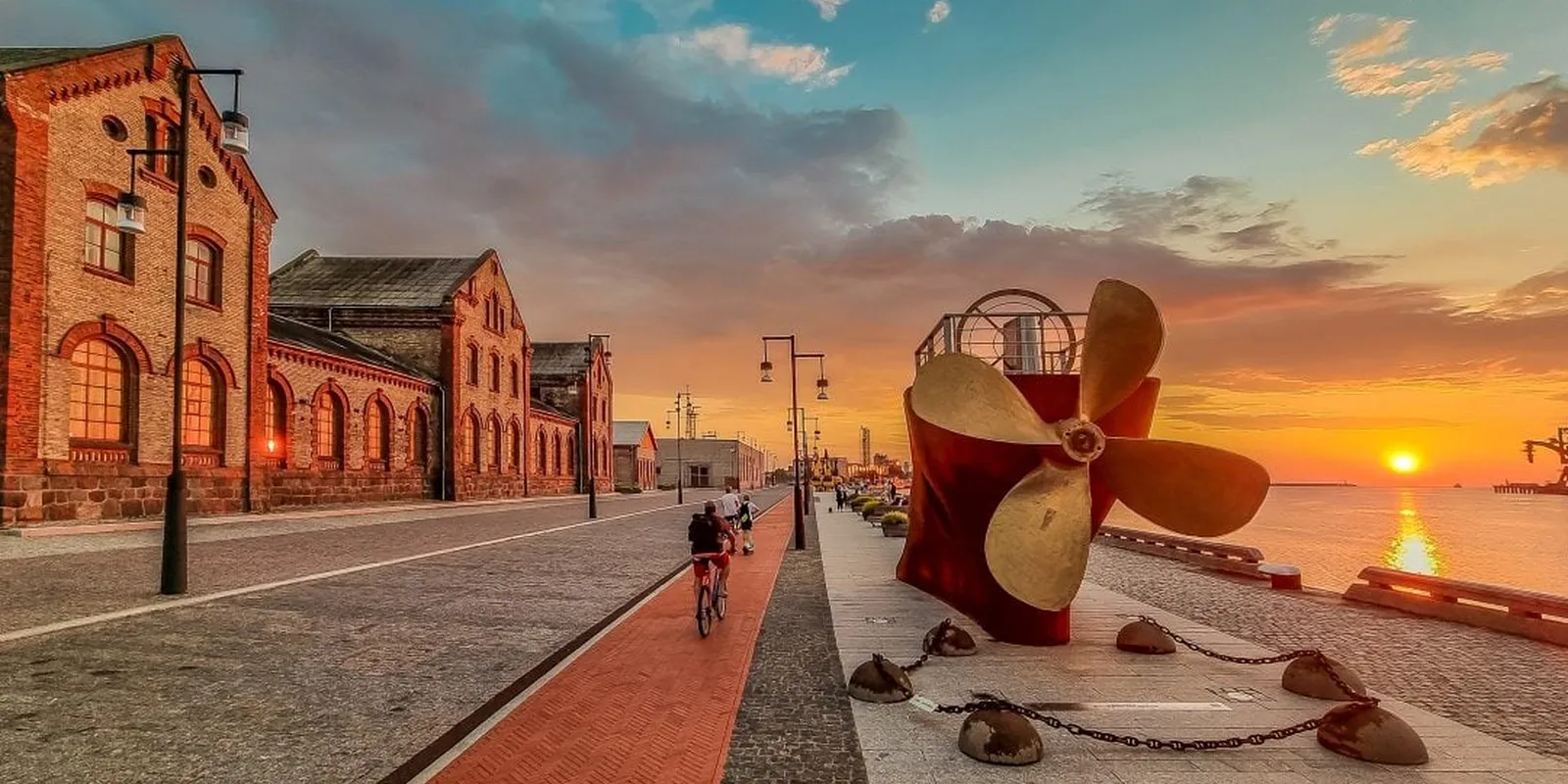 Ventspils: la città dove le mucche sono panchine colorate