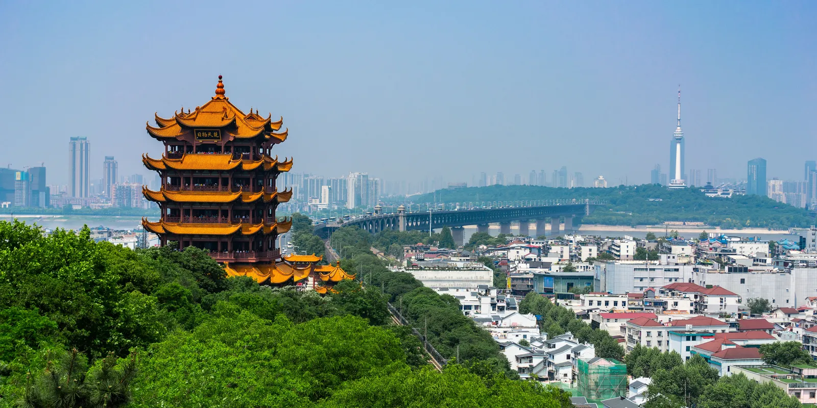 Wuhan: la torre della gru gialla sul fiume